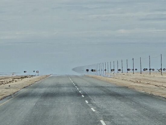 Rechts ein Zeichen, dass wir uns einem Ort mit Zivilisation nähern, Stromleitung bis zu einer Verbrauchsstelle ! Geradeaus nur Luftspiegelung !
