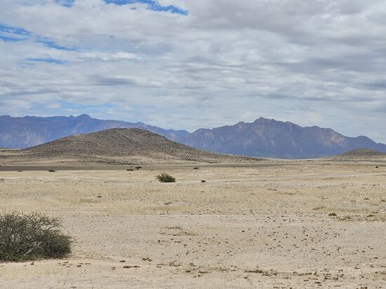 Links erblicken wir vor uns die Berge, durch die wir nicht durchkommen konnten