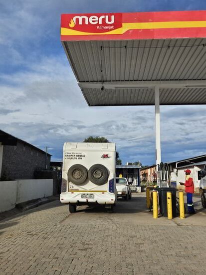 Jede Gelegenheit zum Tanken sollten wir wahrnehmen. Ich nutze sie, um nebenan und Biervorräte und 2 Wein-bibs zu beschaffen.