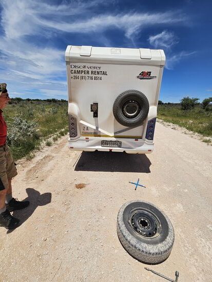 so viel Staub am kaputten Reifen seitlch, da muß hier im Etoshapark was Spitzes gelegen haben, über das wir gefahren sind !