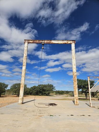 Mit diesem Kran wurden hier früher gejagte Elefanten hochgezogen