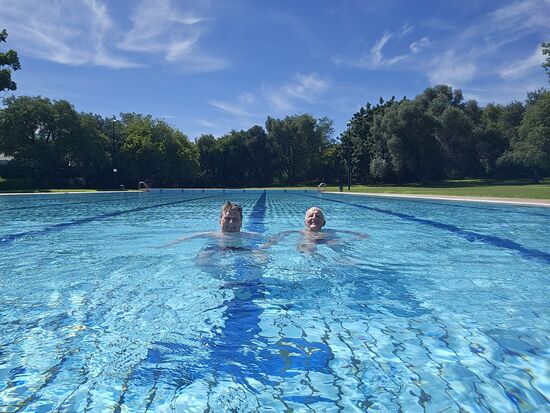 Ein 50-Meter Schwimmbecken mit 8 Bahnen, sauberstes Süßwasser, und das für uns ganz allein