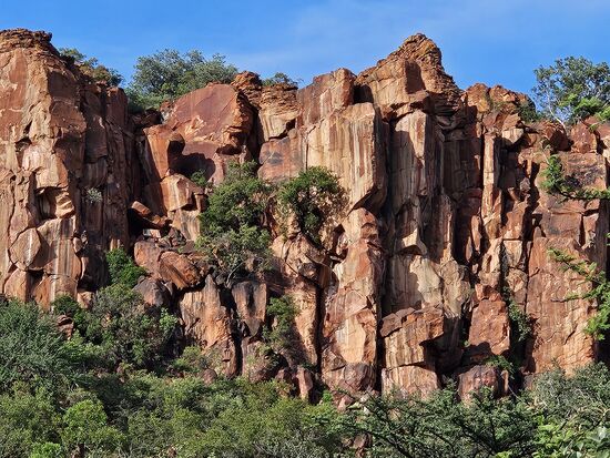 Die Kante des Hochplateaus, das man allein nicht erklimmen darf. Fürsorglich durchdacht für neugierige Touristen.