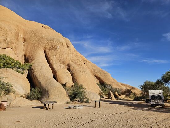 Irgendwo soll es ein Water hole in den Steinen geben, das Regenwasser aufnehmen und ein paar Wochen aufstauen kann.