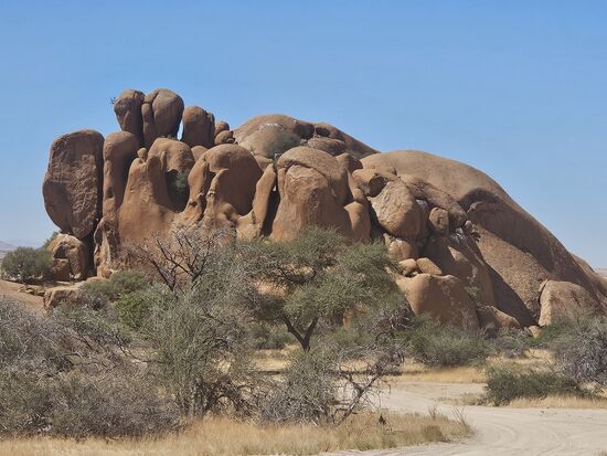 Gestern schien die Sonne genau durch diesen Schlitz zwischen den Steinen.