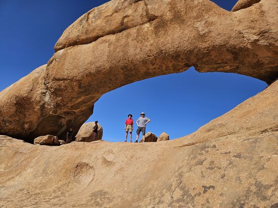 Wir sind von vorn hier rauf gekommen, der Rückweg ist mir zu steil.