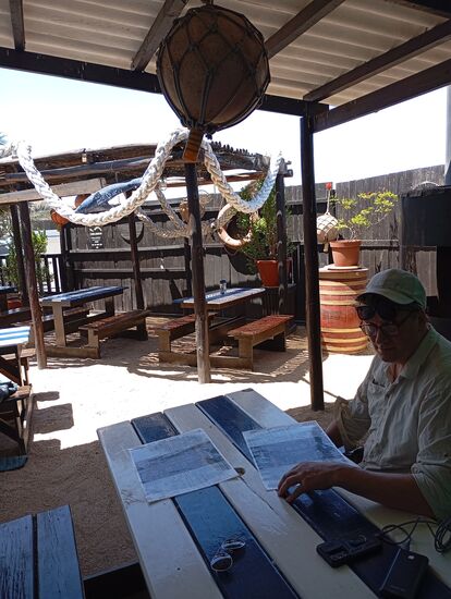 Halbsonniges Plätzchen mit angenehmem Durchzug und reicher Speisenkarte