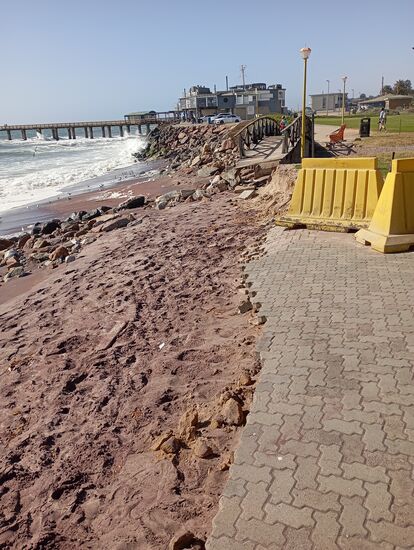 Ab und zu spritzt es bis hier oben. Na ja, wir haben wohl gerade Springtide...