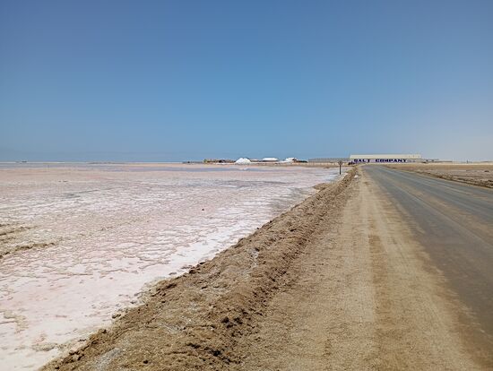 Entfernungen sind schlecht abzuschätzen.  Eine "Private Road" führt dorthin. Ob das eine Sackgasse sein wird ?