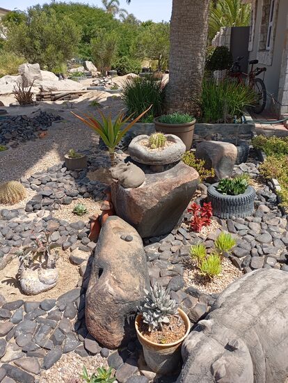 Sogar Steine  sind bearbeitet worden, bis man tierische Lebewesen aus Namibia erkennen kann !