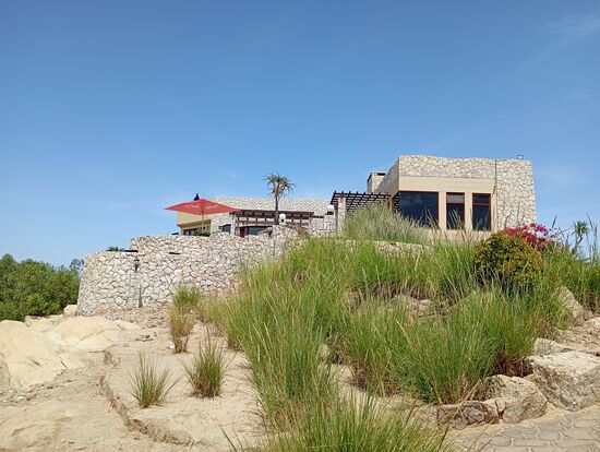 Kommt man von Windhoek nach Swakopmund, dann gibt es kurz vor dem riesigen Autobahnkreuz vor Swakopmund einen kleinen Abzweig nach links (Richtung Süden) nach Rossmund Village. Dorthin biegen viele Autos mit Golfspielern ein.
Das Örtchen liegt in einer Mulde und bildet einen begrenzten grünen Fleck in der Wüste. 
Hier kehren alle Golfspieler ein.