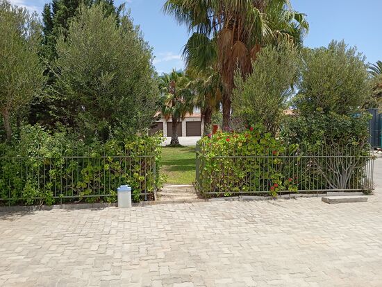 Mauern mit Stacheldraht obendrauf sehe ich hier nicht. Hier hat der Hausbesitzer seinen Privatzugang zu einem der Golfplätze !