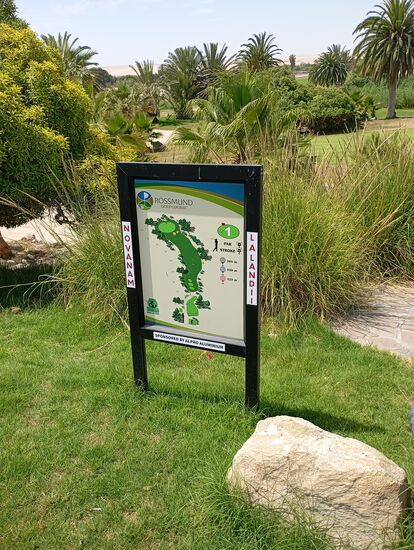 Hier ist die Startrampe für die Golfer. Heute kommen sie in Scharen, denn es wird irgendeine Meisterschaft hier ausgetragen. Ein extrem schlanker Golfer bekommt für seinen ersten Schlag gleich von allen Seiten Applaus. Wohin der Ball geflogen ist, kann ich nicht ausmachen !