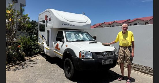 Oder ganz komfortabel ein Auto mit 2 Kojen, Kücheneinrichtung und Kühlschrank ?
Auf jeden Fall muß das Auto 4-Radantrieb haben, um auch Sandstraßen benutzen zu können !
Ich werde fündig und begeistere mich für ein Auto mit Übernachtungsmöglichkeit für 2 Personen, damit wir nicht immer auf Lodges angewiesen sein müssen, dennoch aber uns ein Minimum an Bordluxus leisten können. 75 Liter Dieseltank, Verbrauch 13 Liter pro Hundert Kilometer, also Tanken, wo immer Gelegenheit sein wird !