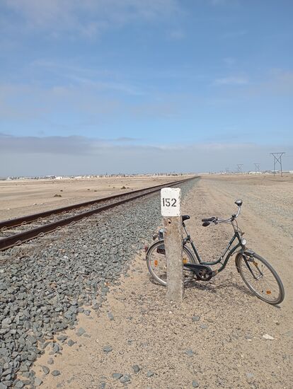 800 Meter durch Wüste seit dem Stadtrand von Swakopmund-Kramersdorf, da habe ich die Wolken hinter mir gelassen. Das Bahngleis muß ich überqueren.