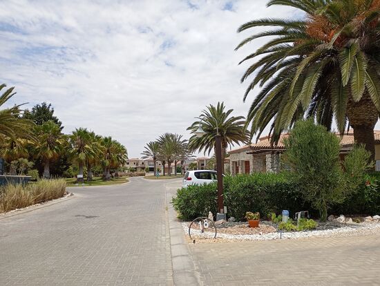 Gepflegte Straßen ohne hohe Bordsteinkanten und nur gelegentliche Autos, so sieht es unten im Village aus.