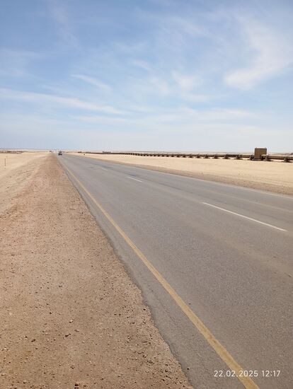 Wollte ich die Strecke weiter Richtung Windhoek benutzen, wäre ich entweder auf solche sandigen Seitenstreifen angewiesen oder auf einen 10 cm breiten gelben Strich am geteerten Fahrbahnrand in der Hoffnung, dass die Überholer einen weiteren Bogen um mich fahren.