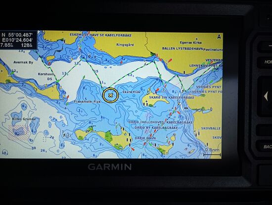 mein GARMIN unter Deck zeichnet unsere Kurse ständig auf und läßt erkennen, wo es zu flach zum Weitersegeln wird, dazu das Echolot, auf das wir vom Cockpit aus blicken können. Da läßt sich der optimale Kurs herausholen !