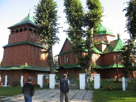 Nicht Museum, sondern dörfliche Realität. Obwohl verarmt, geben die Ukrainer zur Erhaltung ihrer Kirchen das letzte her.