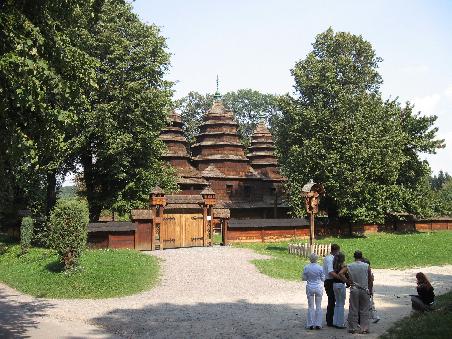 Holzhäuser und Holzkirchen aus den Karpaten sind im Dorfmuseum liebevoll restauriert und wieder aufgestellt.