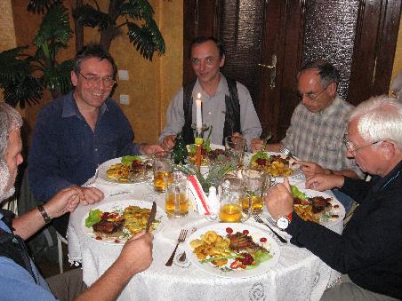 Die abendliche Essensrunde gibt auch Gelegenheit zu politischen Informationsgesprächen