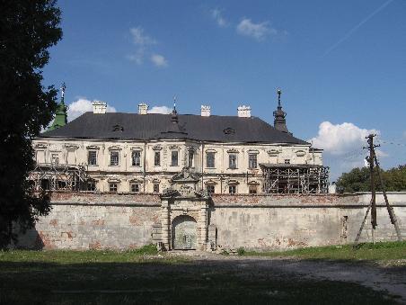 Von reichem Landadel einst erbaut, im Kommunismus verfallen, jetzt wird ein Investor gesucht, der das Herrenhaus restauriert und einem Verwendungszweck zuführt, als Tagungsstätte, Hotel oder Sanatorium