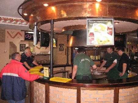 Frisches saftiges Fleisch nach Wahl wird professionell gebraten! In Kiew eine Überraschung!