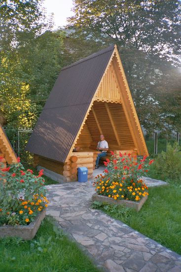 Hier wird im Garten des Hotels das Abendessen serviert