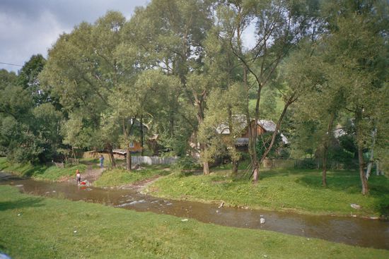 Wäsche wird im Dorfbach gespült