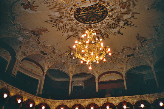 Prachtvolle Deckendekoration im Theater