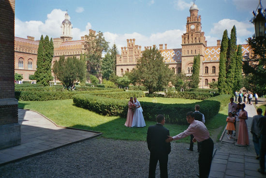 Das obligate Hochzeitsfoto im Hof der Universität