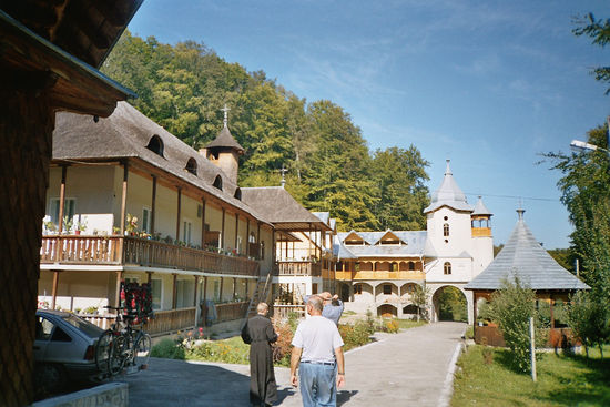 Das Kloster liegt 38 km an äußersten Zipfel eines Tales, die 6 Mönche leben von der Landwirtschaft, 12 sollen es noch werden