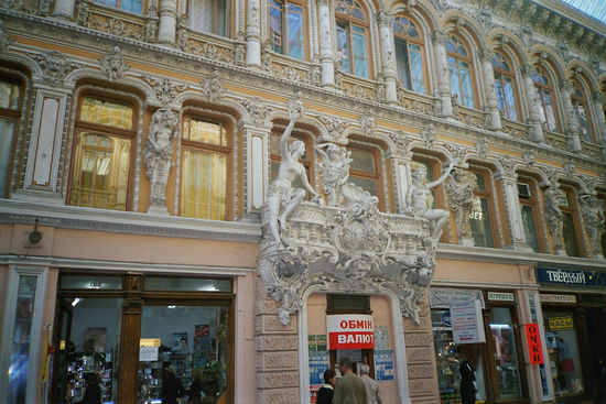 Alle Fassaden stehen unter Denkmalschutz und sind auf das feinste restauriert