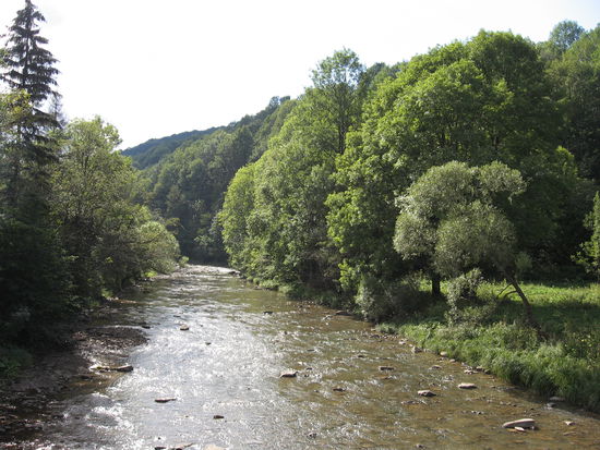 Blick von einer Brücke auf die Solinka. Ich werde noch steigen müssen, bis dieser Fluß ein Rinnsal ist