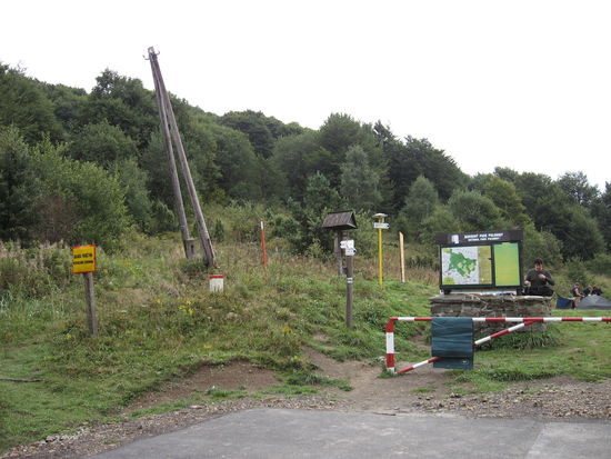 Den Weg geradeaus hinab in die Slowakei findet man nur an Hand der Wandermarkierungen
