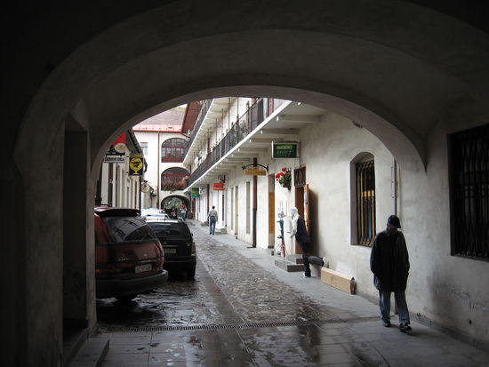 Jede Nebenstraße betritt man durch einen Torbogen