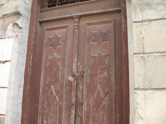 Eingangstür zur Synagoge - fest verschlossen