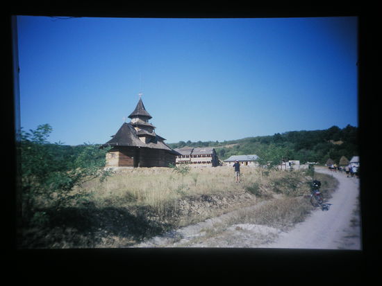 Neubau einer Kirche und eines Klosters in Handarbeit