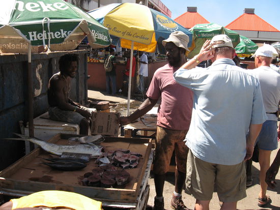 das Dunkelrote da ist Delphinfleisch.....