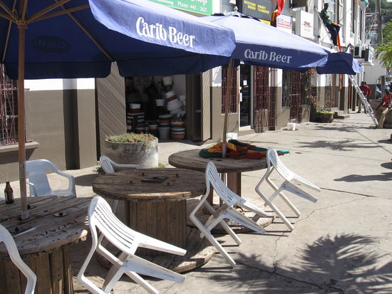 Solche Tische weht auch kein Hurricane weg