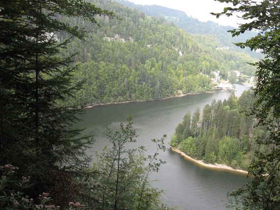 Der aufgestaute Doubs vor dem Wasserfall
