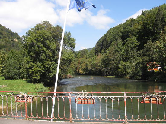 Die Grenzbrücke in Goumois zwischen Schweiz (rechts) und Frankreich (links)