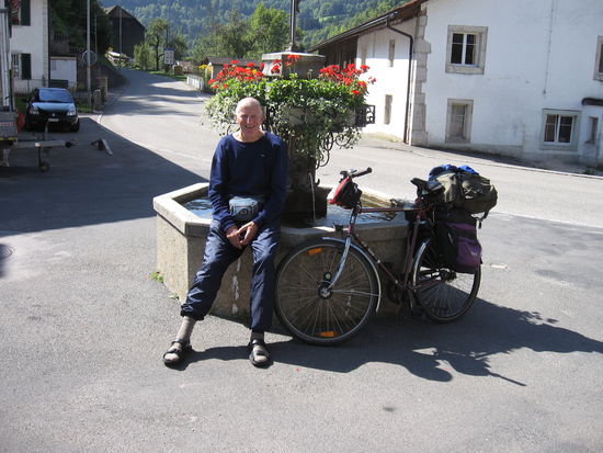 Am Dorfbrunnen in Goumois/Schweiz