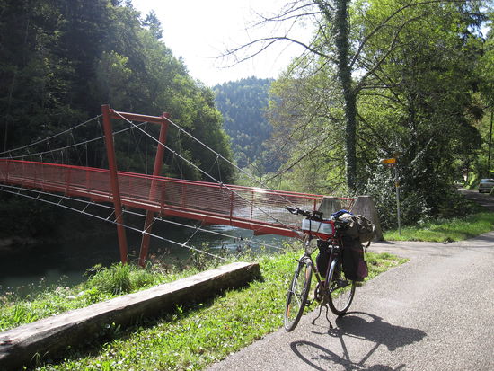 Ab hier fließt der Doubs ganz auf Schweizer Gebiet
