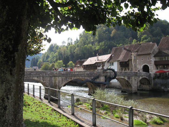 Über die Doubsbrücke durchs Stadttor zum Kloster