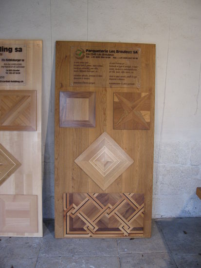 Meisterhafte Intarsien in wertvollen Hölzern.