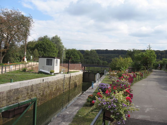 Blumenschmuck an allen Brücken und Schleusen