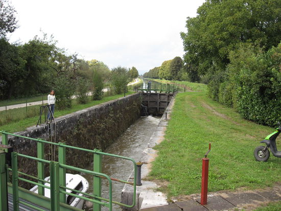 Am Stichkanal nach Belfort, sogar sonntags wird auf Bestellung geschleust!