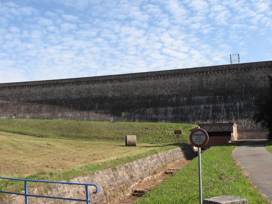 So eine große Talsperre als Wasserreservoir für den Kanal!