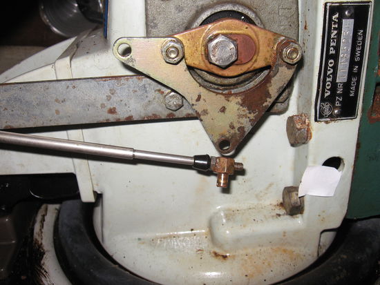 Hier ganz unten liegt das Problem, von Hand schalten zu müssen, während der Steuermann oben in die Schleuse steuern muß.